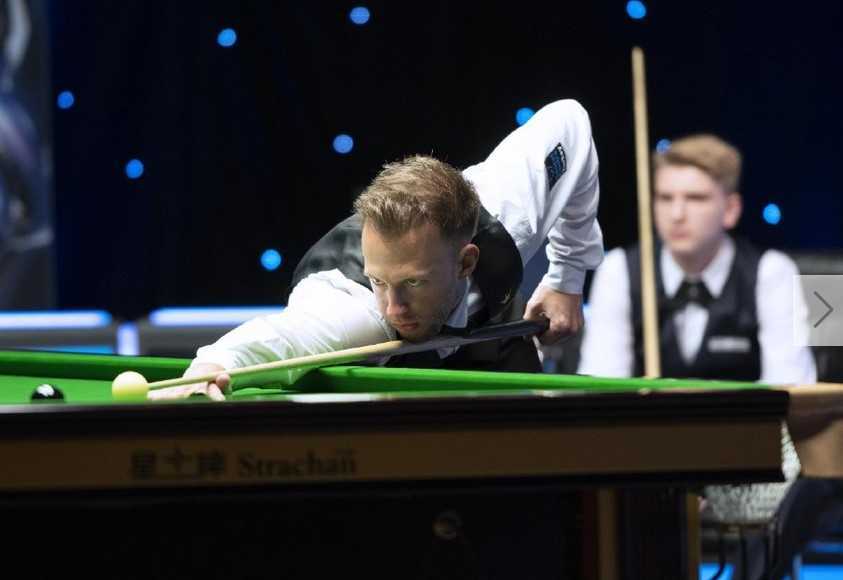 于聚光灯下 于聚光灯下